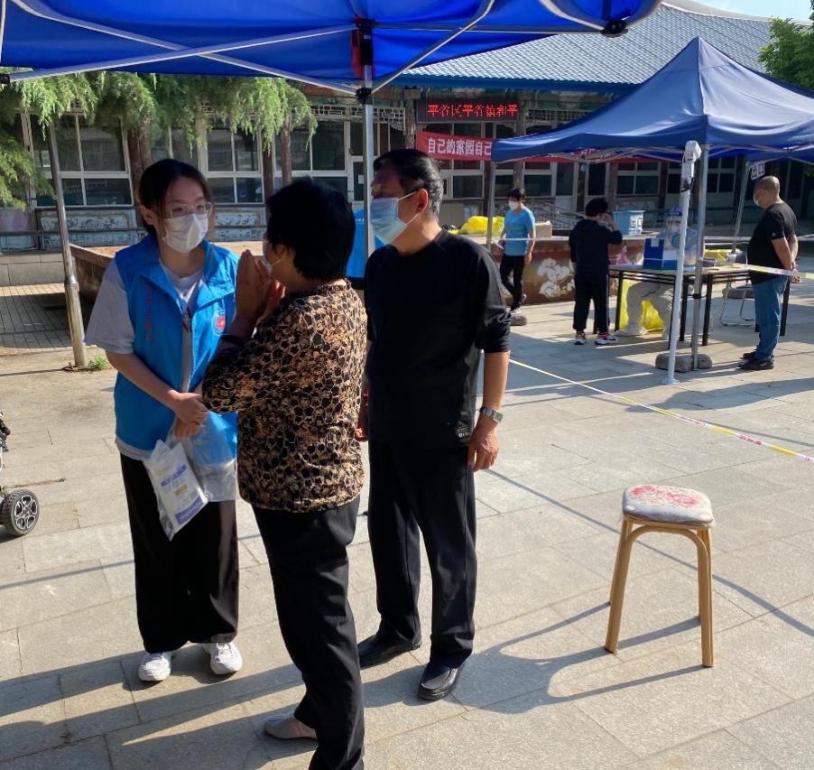 人们走在街头描述已自动生成