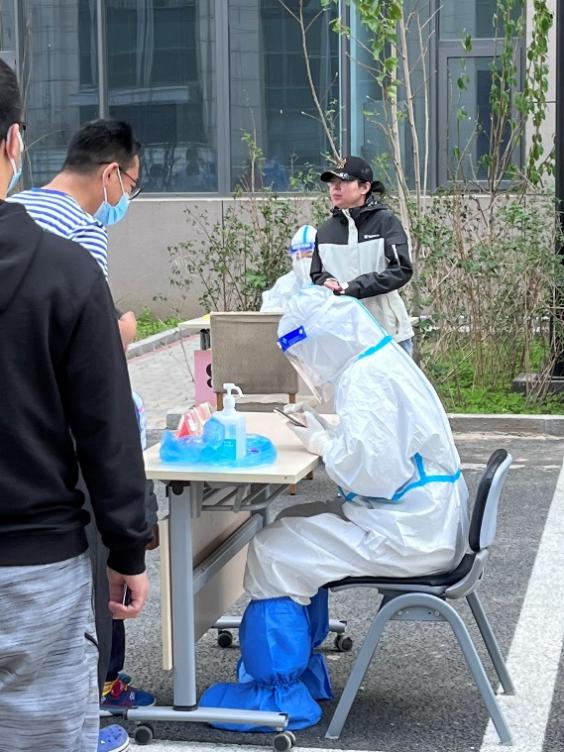 一群人站在桌子边中度可信度描述已自动生成