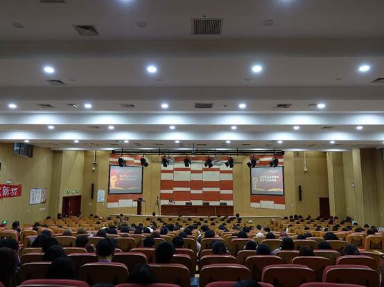 大厅里的人们描述已自动生成