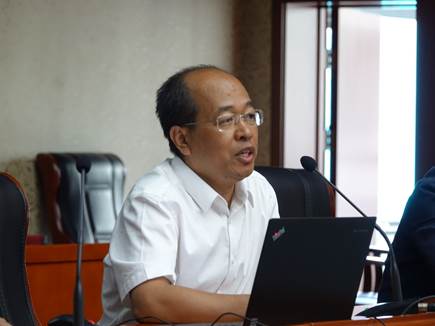 人看着电脑描述已自动生成